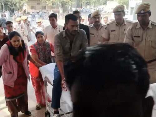 मुठभेड़ में हिस्ट्रीशीटर सिकंदर उर्फ लॉटरी को पुलिस की गोली लगी और वह घायल हो गया। उसे इलाज के लिए भीलवाड़ा के महात्मा गांधी हॉस्पिटल में भर्ती कराया गया है।