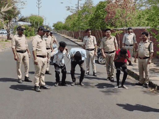 आरोपियों का बागसेवनिया थाने के सामने जुलूस निकाला गया था। उनसे उठक-बैठक भी लगवाई।