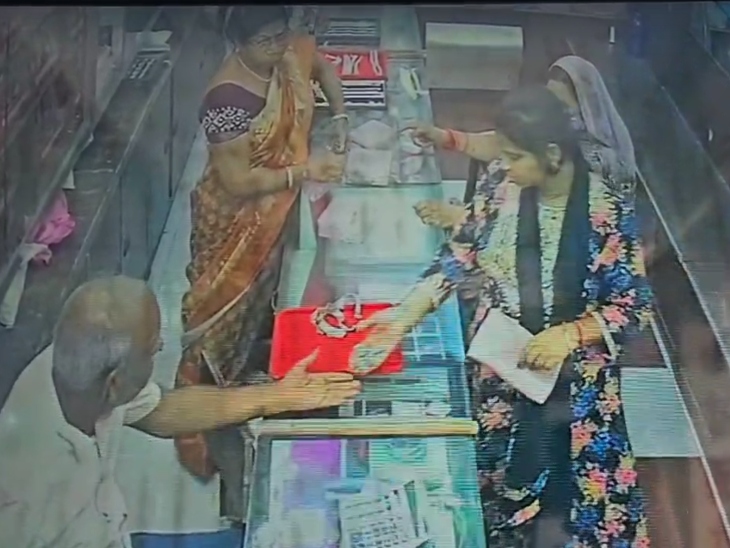 महिलाएं इतनी शातिर थी कि सौदे के दौरान इन्होंने रायपुर के बुजुर्ग ज्वेलर्स को दादाजी बोलकर इमोशनल भी किया।