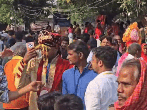 सामूहिक विवाहात वर-वधू चांगल्या पोशाखात दिसले.