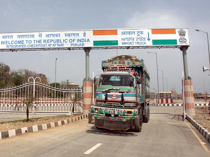 अटारी ICP पर अफगानिस्तानी ट्रक। (फाइल फोटो) - Dainik Bhaskar