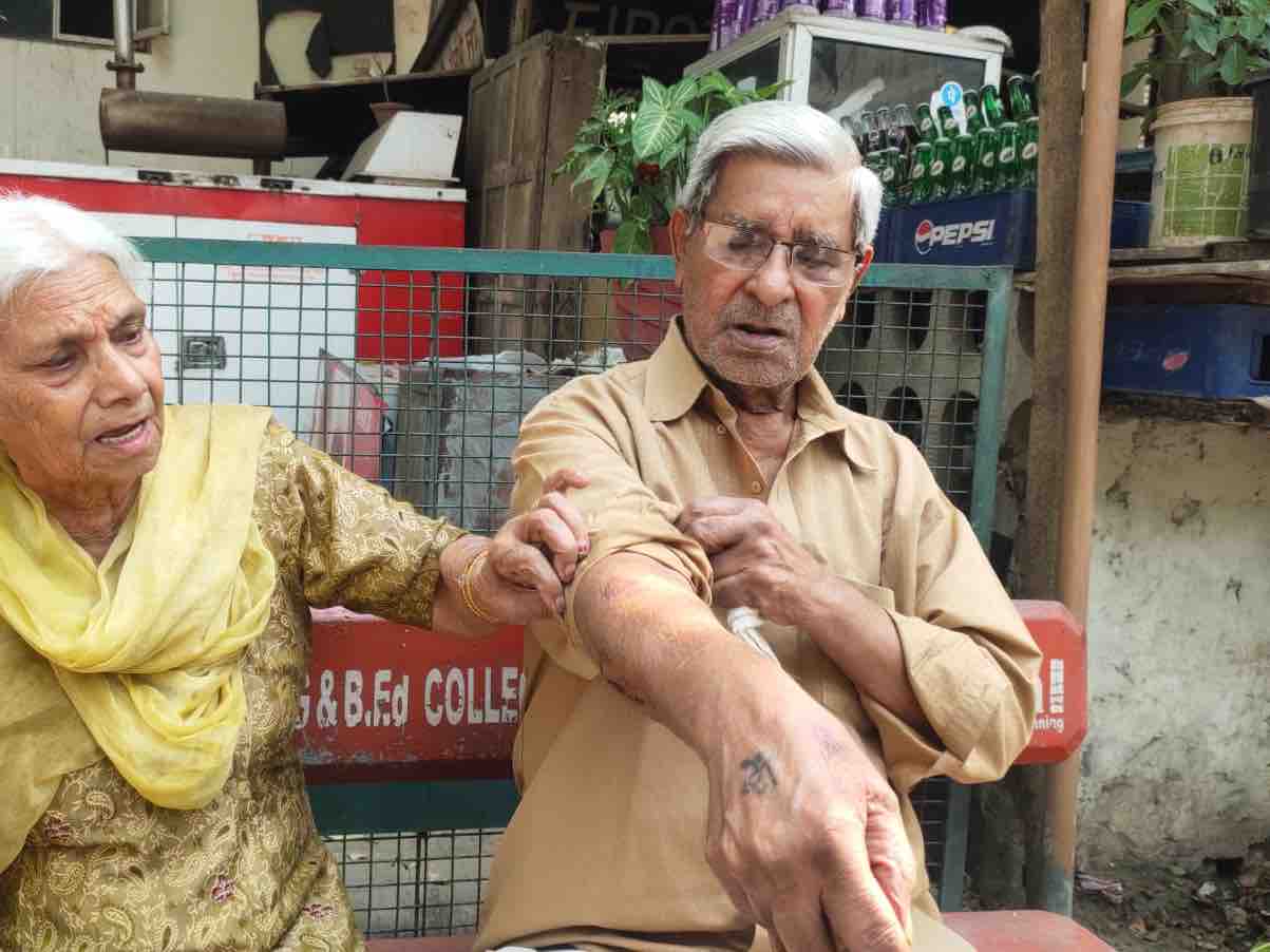 थाने के बाहर मौजूद बुजुर्ग दंपती।