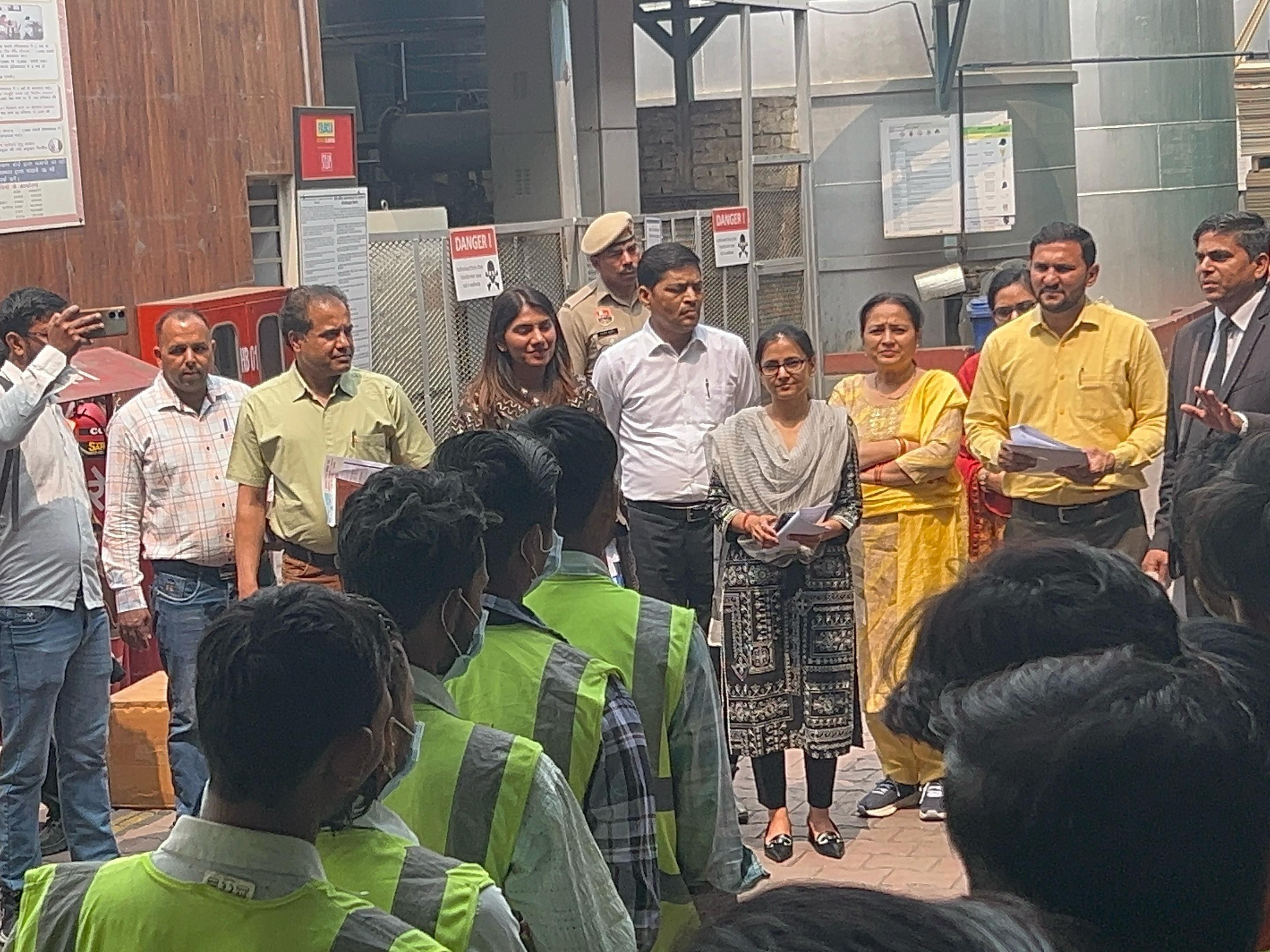 अंतरराष्ट्रीय श्रम दिवस पर श्रमिकों को कानून के बारे जागरूक करतीं सीजेएम अपर्णा भारद्वाज।