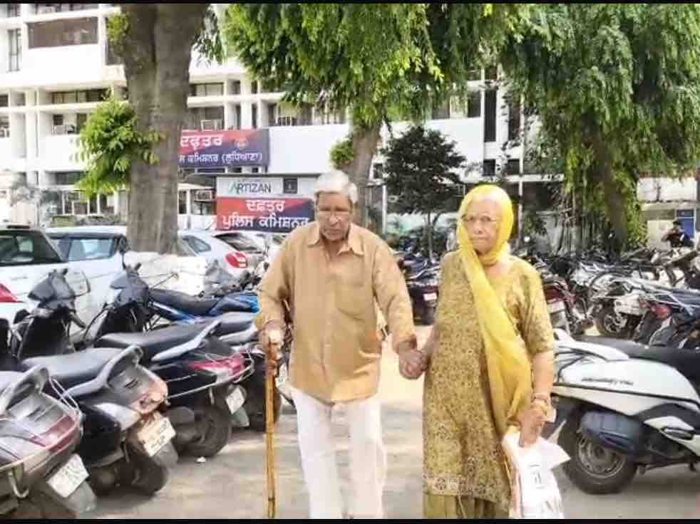 डीसीपी से मिलकर वापस लौटते बुजुर्ग दंपती। - Dainik Bhaskar