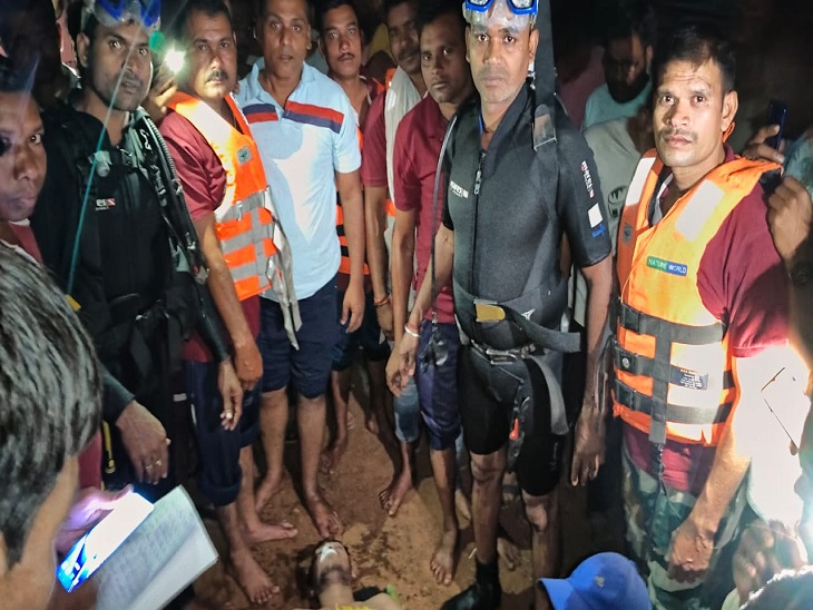 शव को बाहर निकालने के बाद एसडीआरएफ दुर्ग की टीम - Dainik Bhaskar