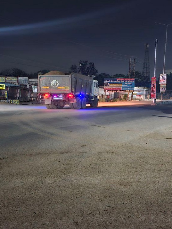 देर रात सड़क पर दौड़े रेत से भरे हाईवा।