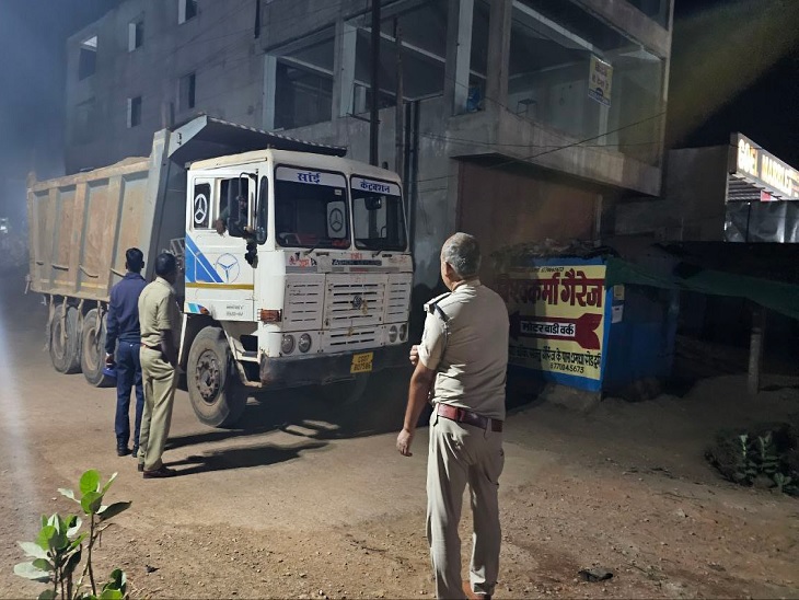 रेत से भरे हाइवा पर कार्रवाई करती पुलिस