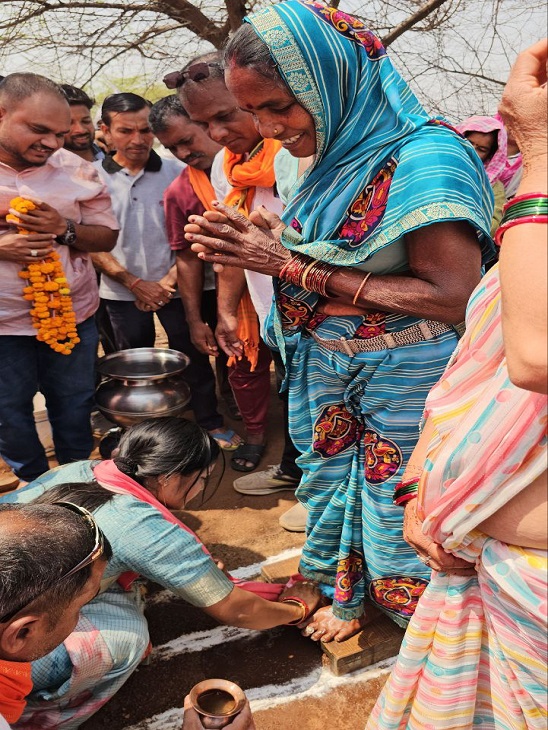 जिला पंचायत अध्यक्ष ने मजदूरों के धोए पैर, किया स्वागत