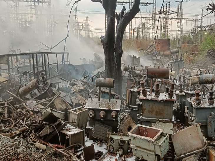 आग से जले ट्रांसफार्मर - Dainik Bhaskar