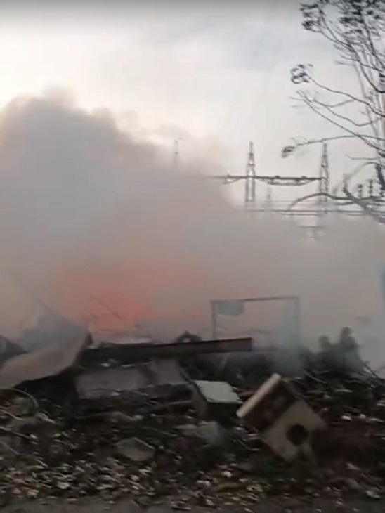 सब स्टेशन में लगी भीषण।