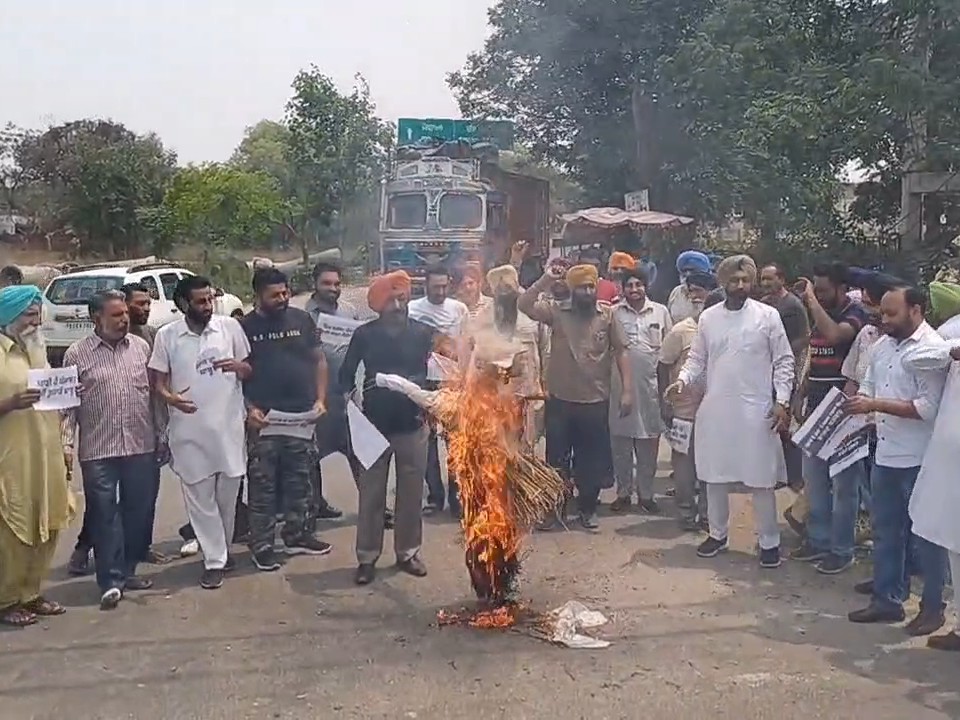 फतेहगढ़ साहिब में पीएम मोदी का पुतला फूंकते लोग। - Dainik Bhaskar