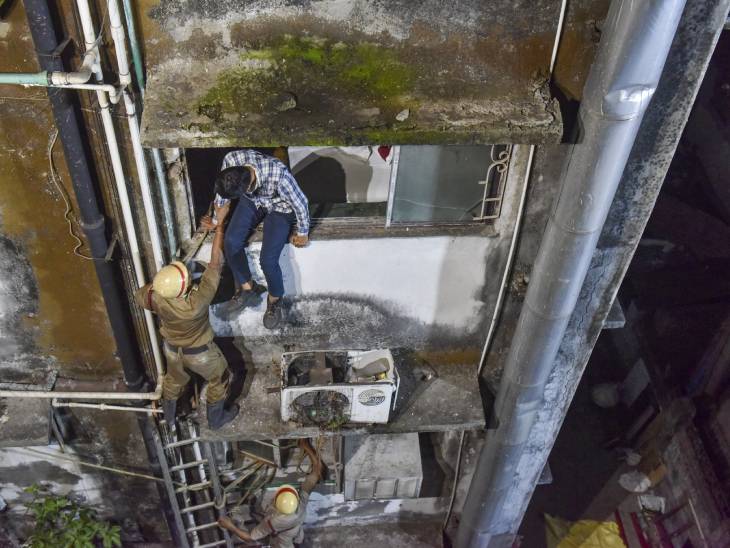 The fire brigade and police conducted a rescue operation. The rescue team entered through the windows and saved people's lives.
