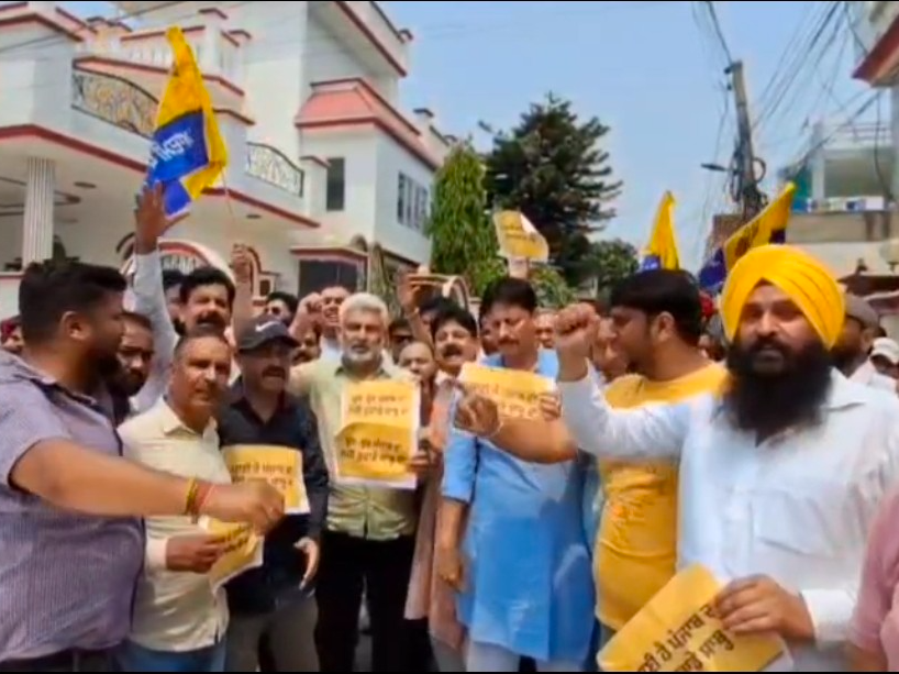 पठानकोट में बीजेपी विधायक के घर कर घेराव करते AAP नेता। - Dainik Bhaskar