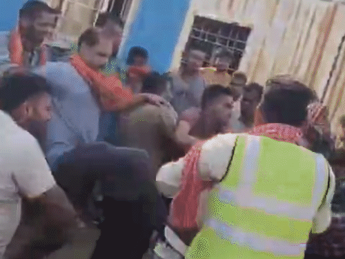 गुस्साए ड्राइवर एकजुट हुए, फिर ठेकेदार से मारपीट किए।