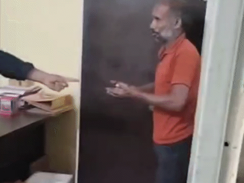 ठेकेदार ने ड्राइवर को थूक के चटवाया