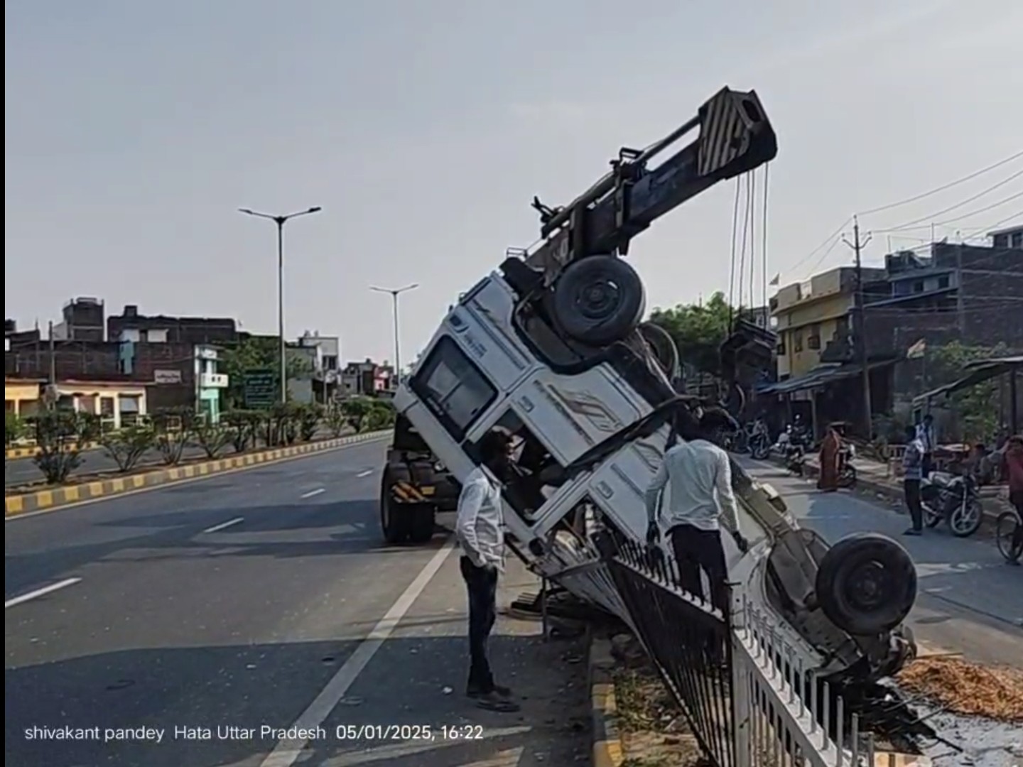 Uncontrolled Bolero overturned on the highway in Hata