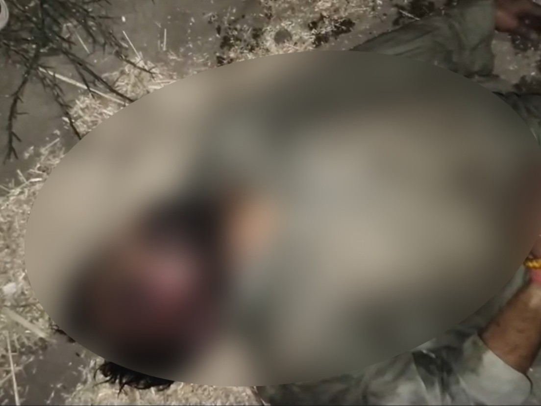 गांव हौज खास में पड़ा व्यक्ति का शव। कुछ लोगों ने उसे बुरी तरह से पीटा, जिससे उसकी मौत हो गई। - Dainik Bhaskar