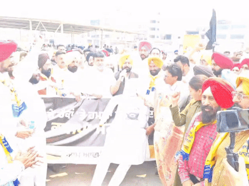 लुधियाना में भाजपा के कार्यलय के बाहर केन्द्रीय राज्य मंत्री रवनीत सिंह बिट्टू का पुतला जलाने पहुंचे आप कैबिनेट मंत्री हरदीप सिंह मुंडिया, विधायक अशोक पराशर व अन्य। - Dainik Bhaskar