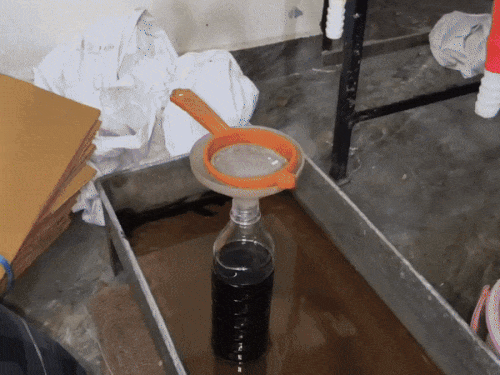 फैक्ट्री में चाय की छलनी से छान कर बनाई जा रही शराब। लगाए गए उपकरण और पेटियों में रखी गई शराब। - Dainik Bhaskar