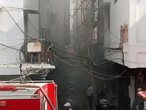 Ajmer Fire in Hotel | अजमेर के होटल में आग, खिड़कियों से कूदे लोग: आग पर काबू पाने प्रयास जारी, दमकलें मौके पर मौजूद - Ajmer News | Dainik Bhaskar