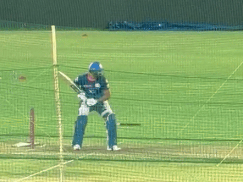 रोहित शर्मा ने नेट्स पर बड़े शॉट्स मारने की प्रैक्टिस की।