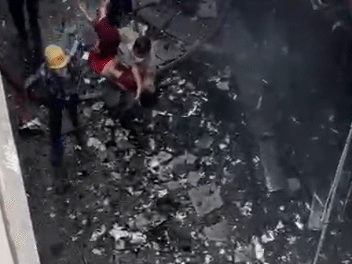 দুর্ঘটনার পরে আহতকে একের পর এক হাসপাতালে নিয়ে যাওয়ার পরে উদ্ধার দলটি পৌঁছেছিল।