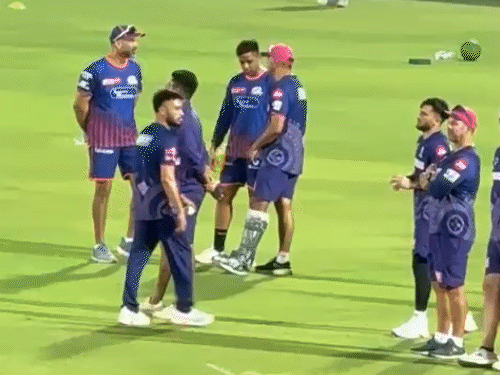 मुंबई के खिलाड़ियों ने राहुल द्रविड़ से उनकी तबीयत के बारे में जाना।