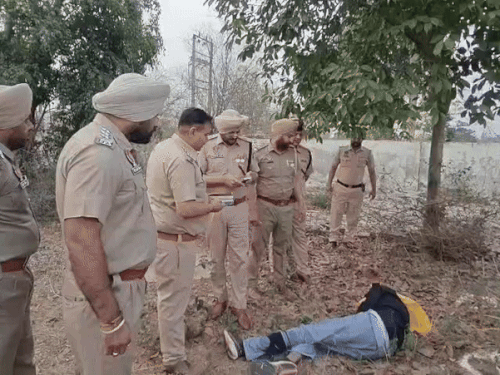 जालंधर पुलिस के अधिकारी तस्कर से बातचीत करते हुए। - Dainik Bhaskar