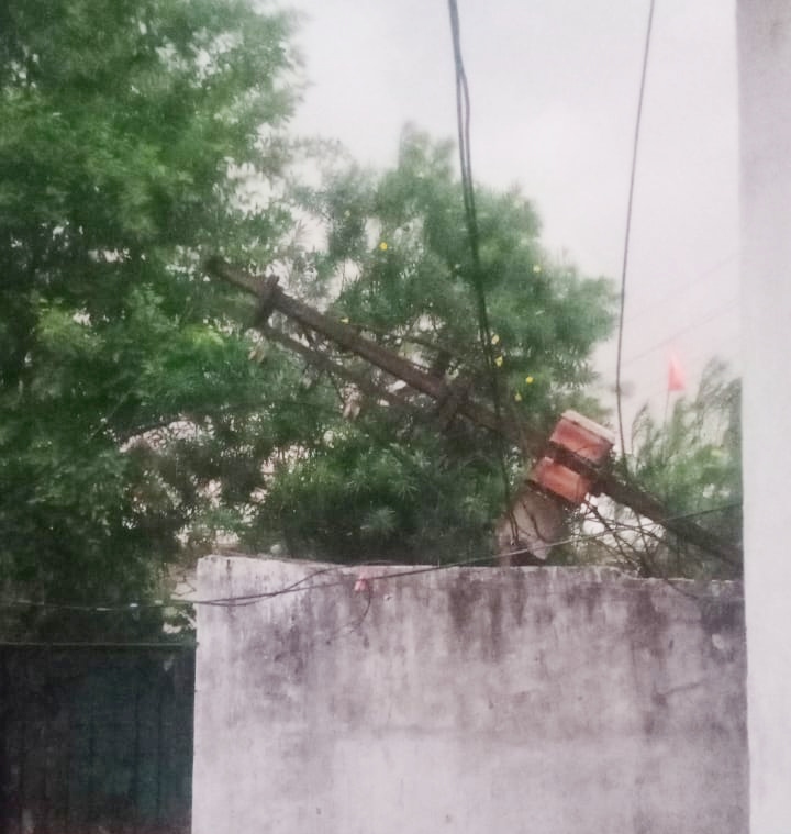 कोटा कॉलोनी में एक जगह बिजली खंभा ही गिरने लगा।