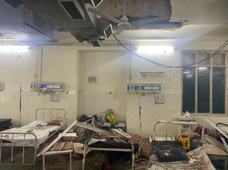 वार्ड में रखे दो पलंग और टेबिल टूट गई।