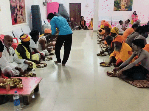 आजमगढ़ में प्रसाद ग्रहण करते धर्मगुरु।