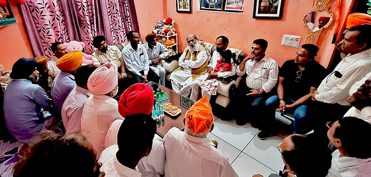 पार्षद से बात करते मंत्री अनिल विज