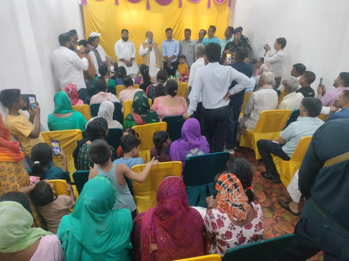 पार्षदों व क्षेत्रीय जनता को संबोधित करते मंत्री अनिल विज