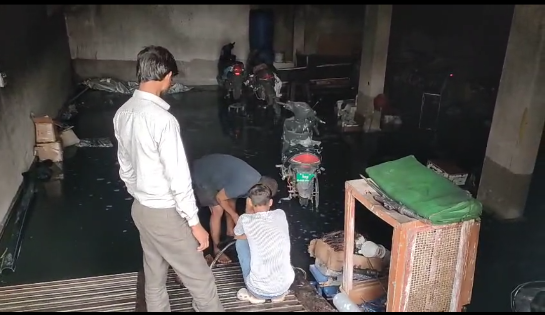 आग लगने से गोदाम का एक हिस्सा भी क्षतिग्रस्त हो गया है।