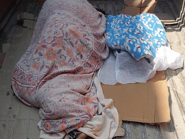 एक्सीडेंट में बाइक सवार पति-पत्नी और उनके बच्चे तीनों की मौत हो गई