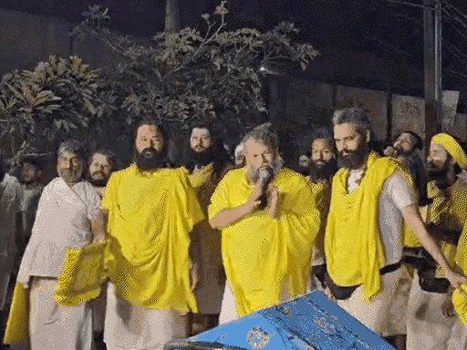 Premanand Maharaj Padayatra Update; Kelly Kunj Ashram | Mathura Vrindavan |  प्रेमानंद महाराज ने रात की पदयात्रा बंद की: 5 दिन से भक्त मायूस होकर लौट  रहे; स्वास्थ्य के चलते ...