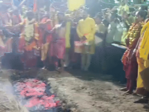 किन्नर और अन्य महिलाएं लंबी अग्नि रेखा पर नंगे पांव चलती हुई माता की अग्नि परीक्षा में शामिल हुईं।