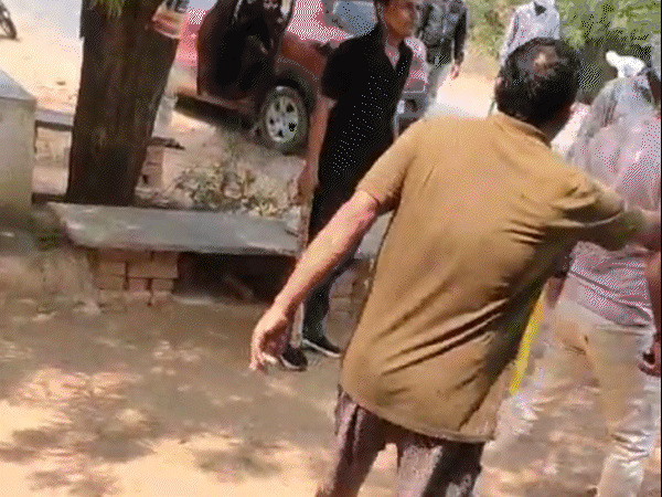 बदमाशों के हाथों में लाठियां थी। वे युवक की गाड़ी तोड़ने की बात कह रहे थे।