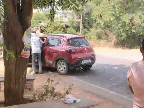 सभी बदमाश अपनी कार में बैठकर मौके से भाग निकले।