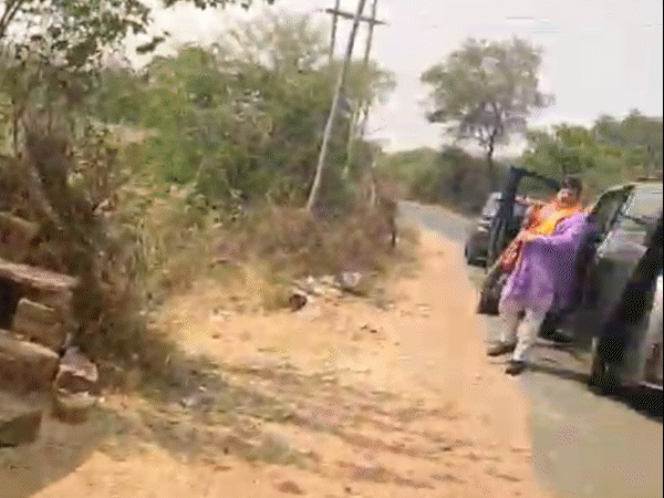 सड़क से गुजर रहे विधायक ने गाड़ी रुकवाई। बंदूक लेकर उतरे।