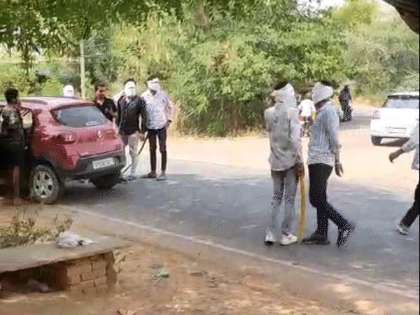 नकाबपोश बदमाशों ने लाठी-डंडे दिखाकर युवराज की गाड़ी रुकवाई।