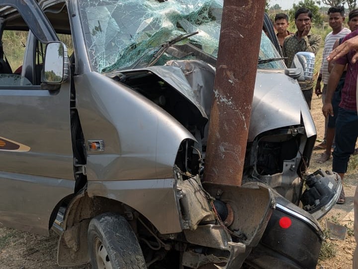 Car collided with electric pole in Kaushambi