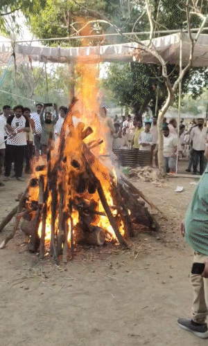 गिरिजा व्यास को उनके भतीजे विवेक शर्मा ने मुखाग्नि दी