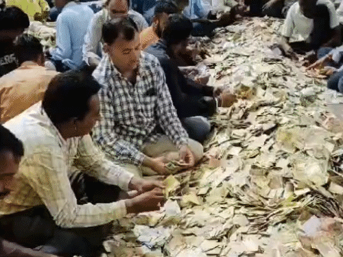 मंदिर परिसर में सीसीटीवी कैमरों की निगरानी में रुपयों की गिनती की गई।