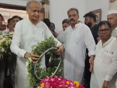 पूर्व सीएम अशोक गहलोत दोपहर में गिरिजा व्यास के घर पहुंचे थे। उन्हें श्रद्धांजलि अर्पित की थी।