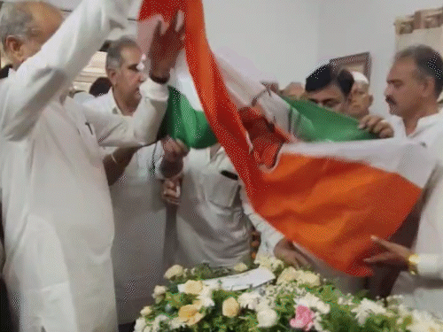 कांग्रेस प्रदेशाध्यक्ष गोविंद सिंह डोटासरा और पूर्व सीएम अशोक गहलोत ने गिरिजा व्यास की पार्थिव देह पर कांग्रेस का झंडा अर्पित किया था।