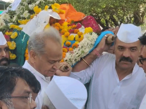 पूर्व सीएम अशोक गहलोत ने गिरिजा व्यास की अर्थी को कंधा दिया था।