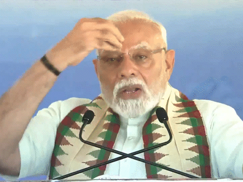 विझिनजाम इंटरनेशनल डीप सी-वाटर मल्टीपर्पज सीपोर्ट के उद्घाटन के दौरान PM मोदी। इस पोर्ट को अडाणी ग्रुप ऑपरेटर ऑपरेट करेगा।