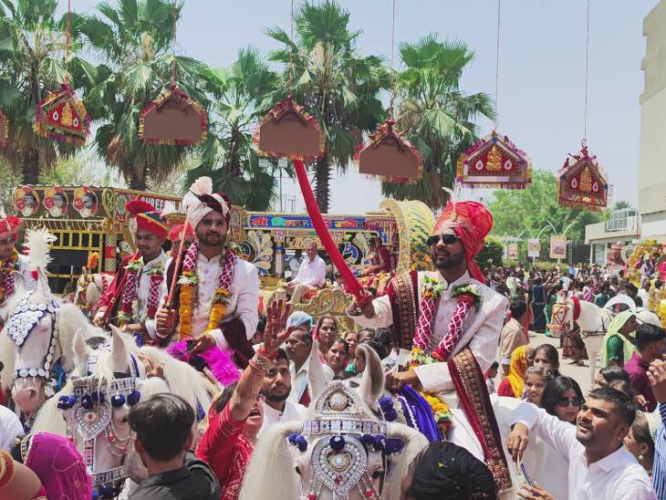 शुक्रवार को सामूहिक विवाह के दौरान तोरण मारने की रस्म पूरी करता दूल्हा।