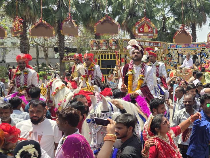 अलग-अलग जातियों के 12 जोड़ों के सामूहिक विवाह कार्यक्रम का आयोजन किया गया।